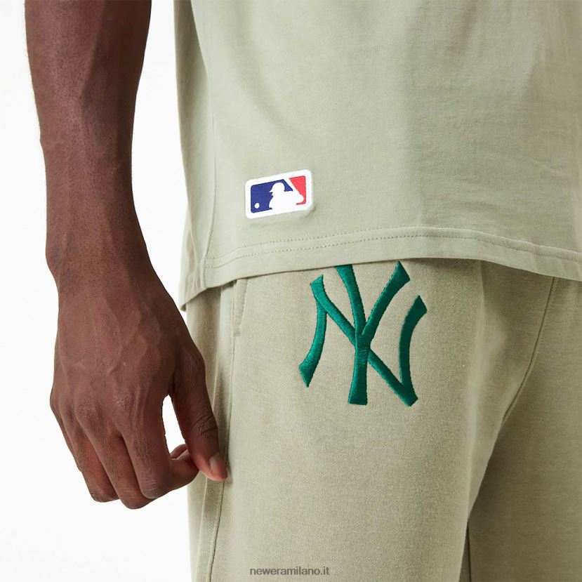New Era Z282J23084 t-shirt kaki slavata con logo ricamato dei new york yankees mlb